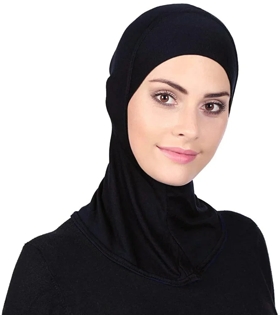 Une femme portant un hijab et un foulard noirs unis, regardant directement l'appareil photo.