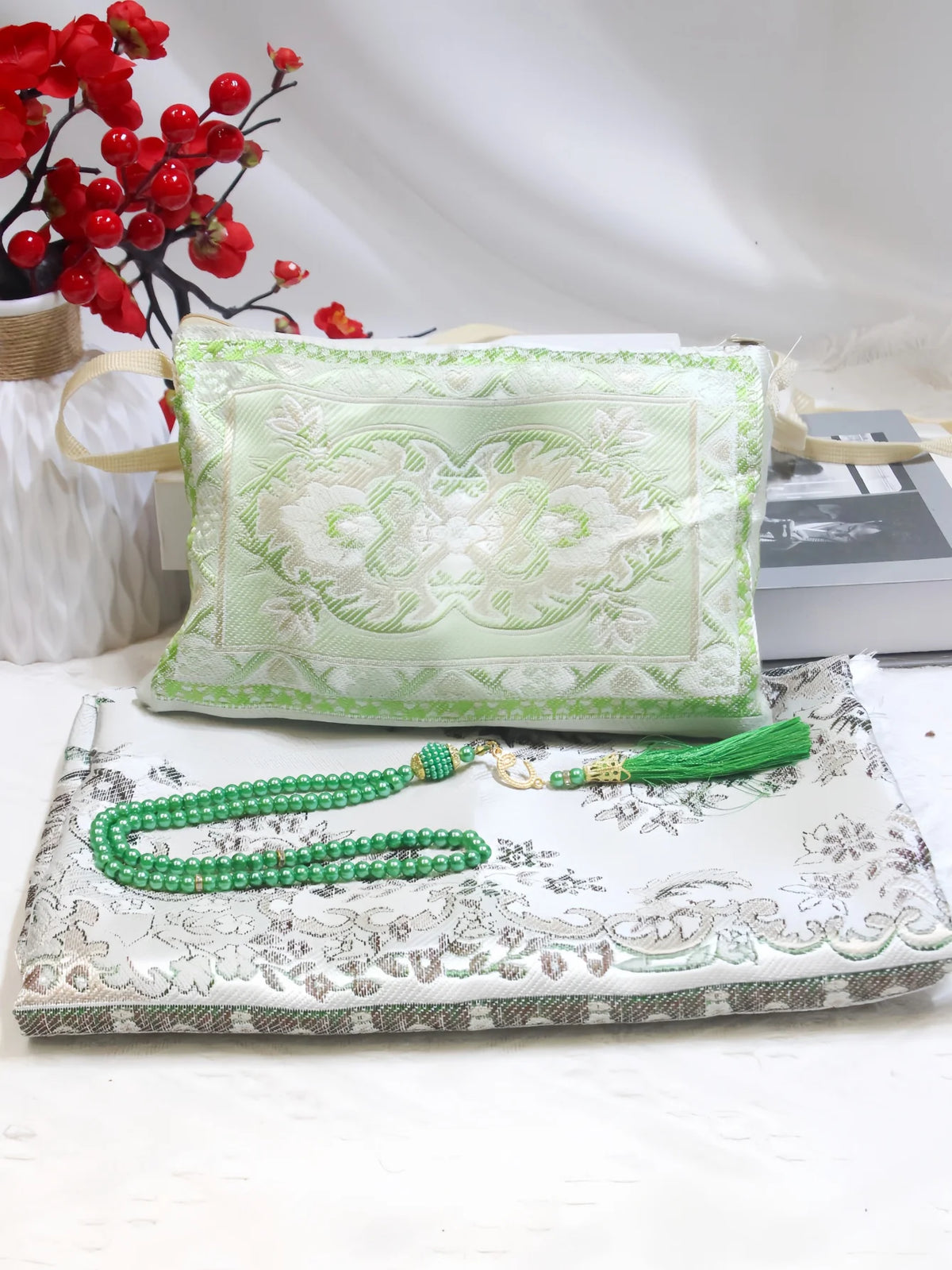 Set muslimischer Gebetsmatten mit aufwendiger Stickerei und Perlenakzenten sowie dekorative Stofftasche