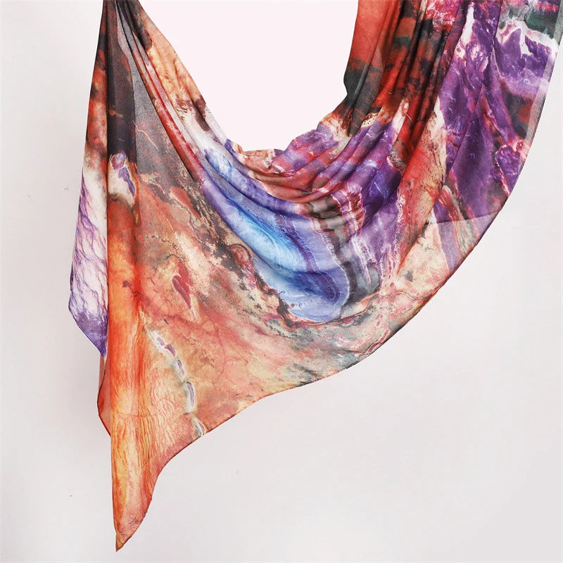 Fließender Aquarell-Blumenmuster-Hijab-Schal in Violett-, Pink- und Orangetönen.