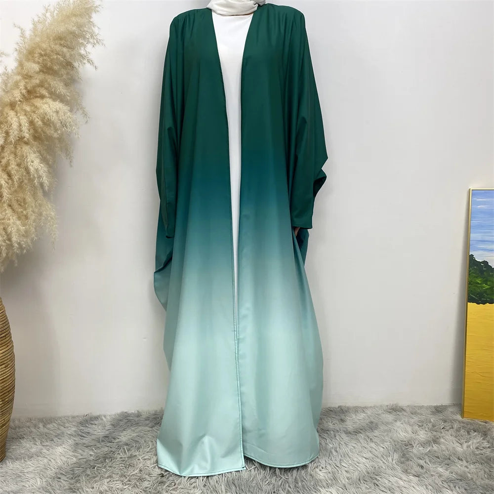 Una elegante bata de cárdigan verde azulado fluida, con efecto de degradado de color.