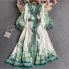 Weißes Maxi-Kleid mit grünem Blumen-Spitzen-Detail und einer gebundenen Schärpe