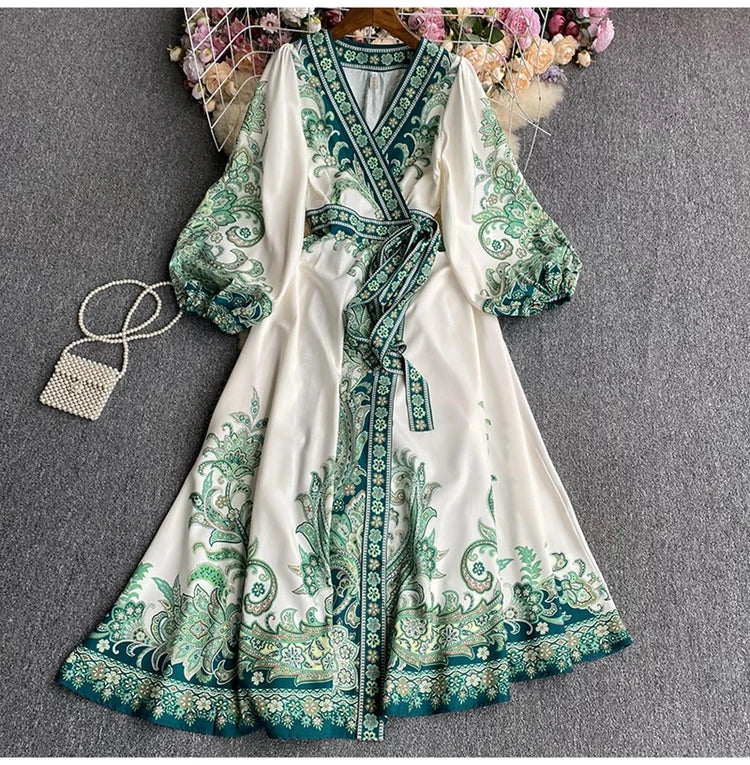 Weißes Maxi-Kleid mit grünem Blumen-Spitzen-Detail und einer gebundenen Schärpe