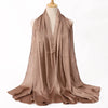 Ein drapiertes, fließendes braunes Satin-Crinkle-Hijab-Tuch auf einem Mannequin.