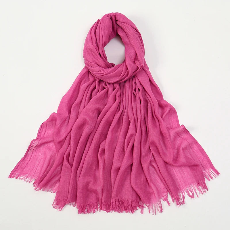 Pañuelo de hijab modal de bambú rosa vibrante, drapeado y fluido.