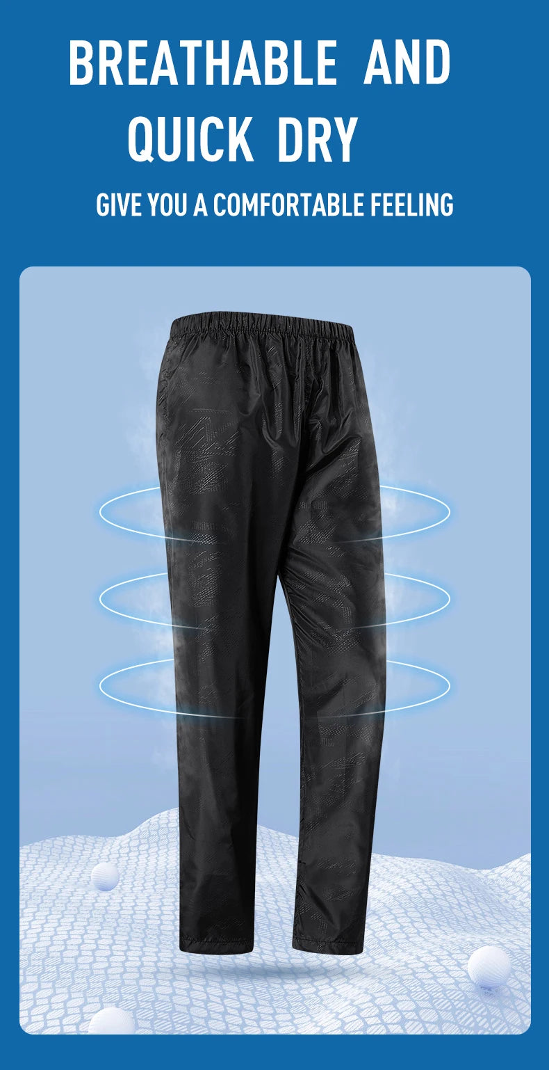 Schwarze Unisex-Regenhosen zum Wandern vor blauem Hintergrund