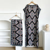 Langes, dunkles Kaftan-Kleid mit geometrischem Muster aus lila und blauem Stickerei.