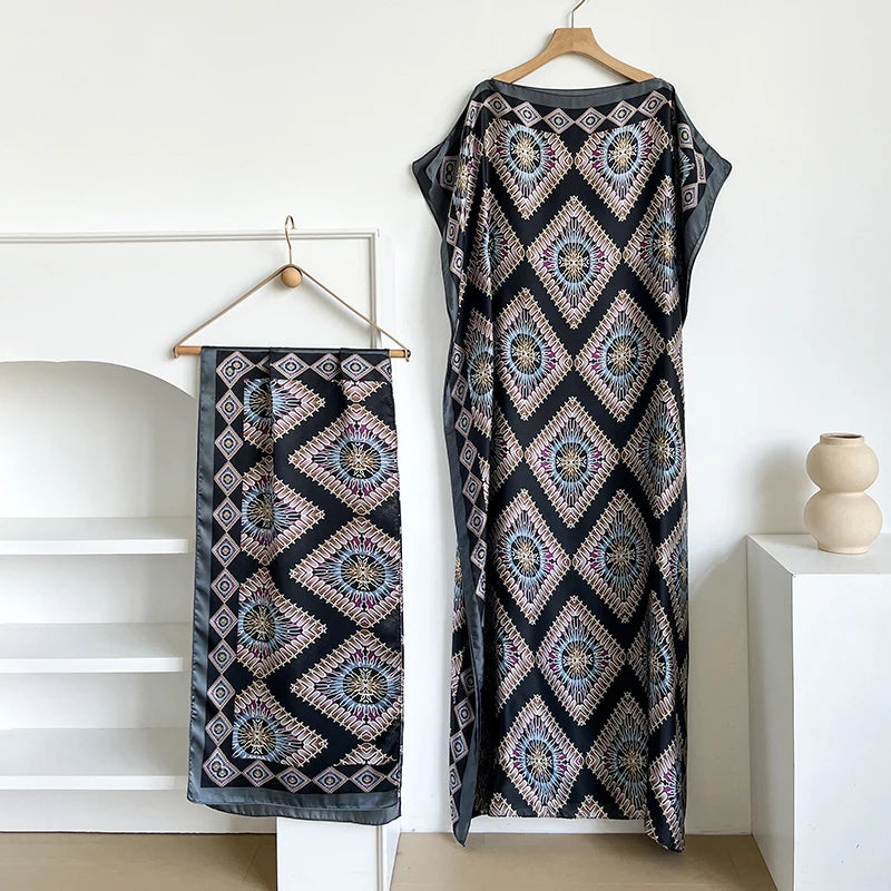 Langes, dunkles Kaftan-Kleid mit geometrischem Muster aus lila und blauem Stickerei.