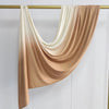 Pañuelo de algodón beige de doble cara con degradado, colgado en un perchero dorado.