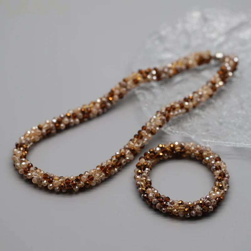 Nahaufnahme einer bohèmeartigen Perlenkette aus kleinen, erdigen braunen und goldenen Perlen.