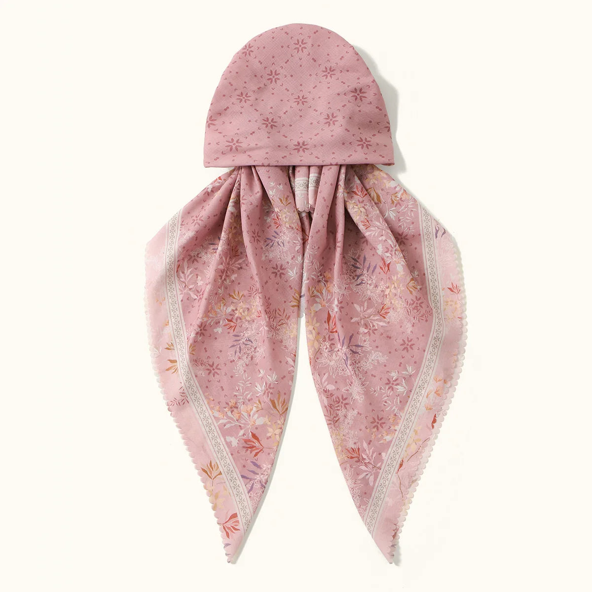 Weiches rosa Blumenmuster-Voile-Hijab-Tuch, gefaltet und vor weißem Hintergrund präsentiert.