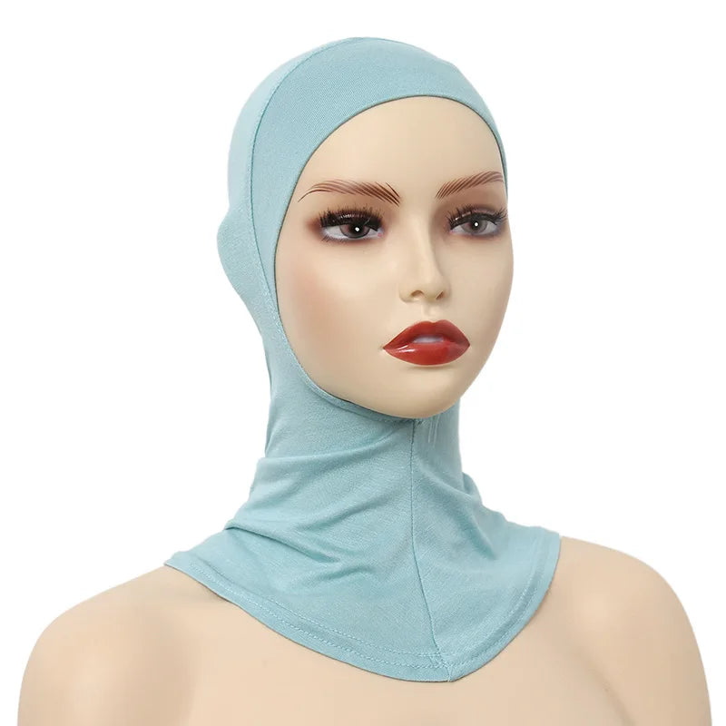 Un mannequin portant un hijab et un foulard bleu clair