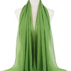 Elegante, durchgehende grüne Chiffon-Hijab-Schal auf einem Mannequin