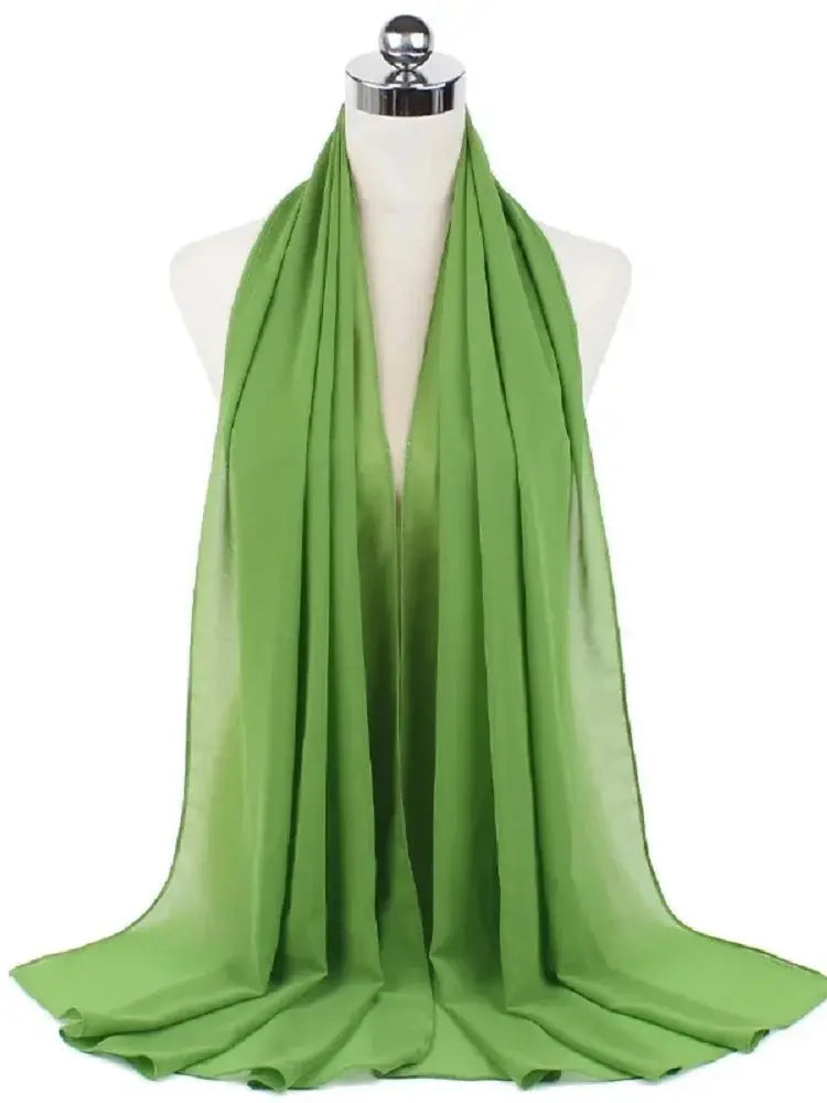 Elegante, durchgehende grüne Chiffon-Hijab-Schal auf einem Mannequin