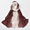 Ein drapierter Farbverlauf-Schal in Dusty-Rose und Creme, als Hijab gestylt.