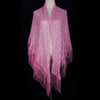 Un chal de encaje tejido rosa transparente con flecos drapeado sobre un maniquí.