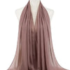 Ein drapierter, fester mauvefarbener Chiffon-Hijab-Schal auf einem Mannequin-Hals.