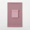 Mauve Chiffon-Hijab und Untercap-Set auf weißem Hintergrund.