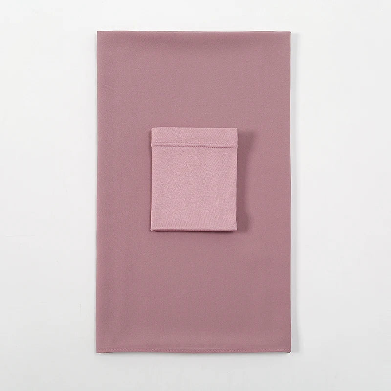 Mauve Chiffon-Hijab und Untercap-Set auf weißem Hintergrund.