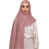 Eine Frau trägt einen weichen rosa Instant-Hijab-Schal über einem cremefarbenen Oberteil.