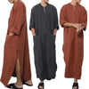 Drei Modelle tragen Vintage-islamische Jubba-Thobe Kaftane in Terrakotta und Anthrazitgrau.