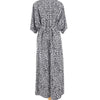 Schwarz-weißes Leopardenmuster Sommer-Strandkimono-Kleid, aufgehängt.