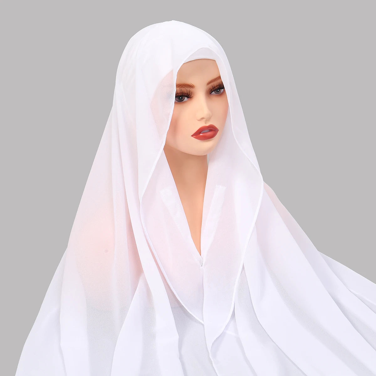 Frau trägt einen weißen Chiffon-Instant-Hijab mit eingebauten Magneten, Nahaufnahme.