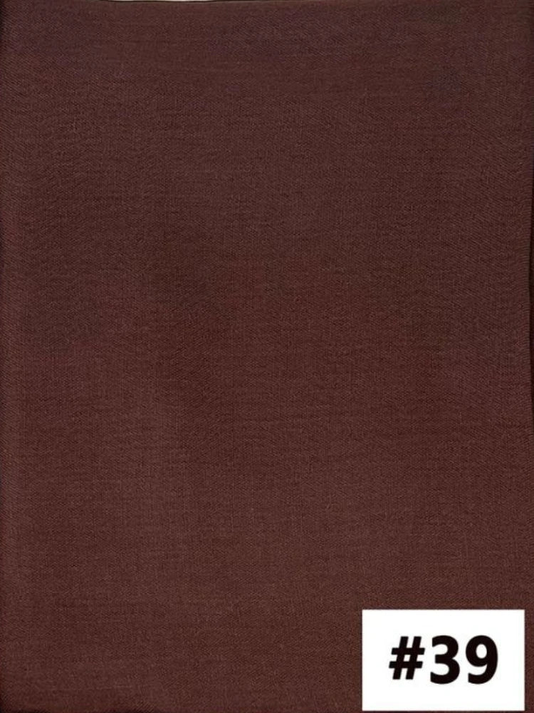 Un tissu marron foncé solide, probablement un foulard modal, montré à plat.
