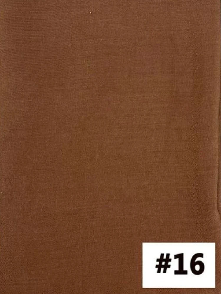 Gros plan sur un foulard modal de couleur marron uni.