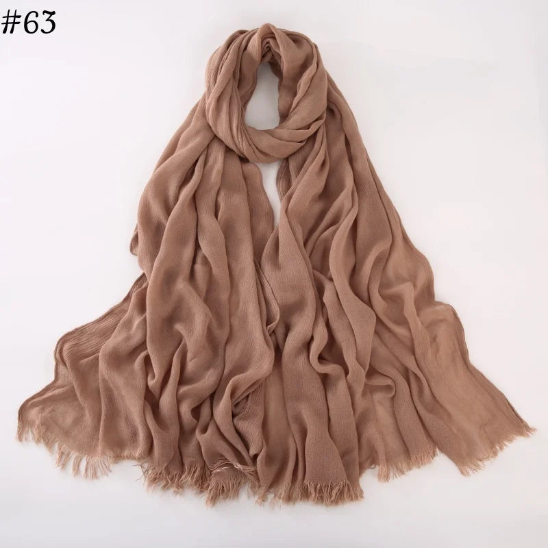 Écharpe hijab en viscose coton rose poudré, drapée élégamment.