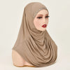 Eine Frau modelliert einen beige Instant-Hijab mit einem glitzernden Stirnband.