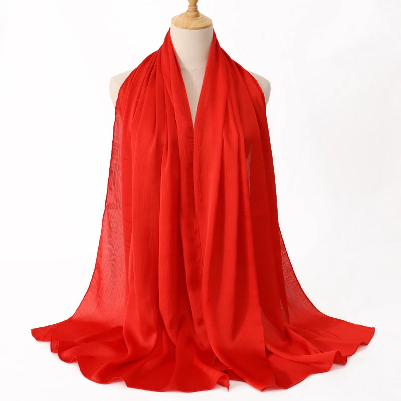 Leuchtend roschroter Satin-Krinkle-Hijab-Schal um den Hals einer Mannequin.