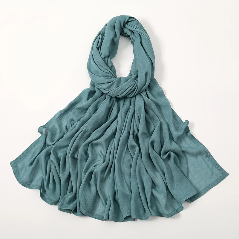 Verdunkelte Teal-Hijab aus Viscose für Frauen, flach gelegt.