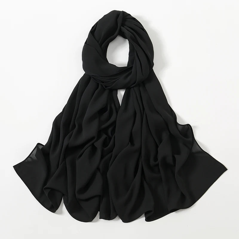 Elegant drapierter schwarzer Chiffon-Hijab-Schal.