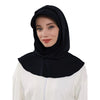 Une femme portant un bonnet hijab noir couvrant et un haut blanc.