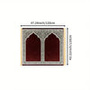 Un tapis de prière rectangulaire en tissu marron foncé avec des motifs de bordure argentée et une calligraphie islamique arqu