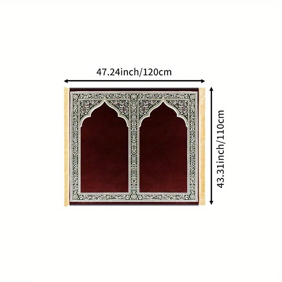 Un tapis de prière rectangulaire en tissu marron foncé avec des motifs de bordure argentée et une calligraphie islamique arqu