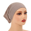 Ein Modell trägt einen beigen weichen Modal-Baumwoll-Inner-Hijab als Turban auf dem Kopf.