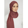 Una mujer usando un pañuelo de hijab de algodón modal premium color rosa empolvado