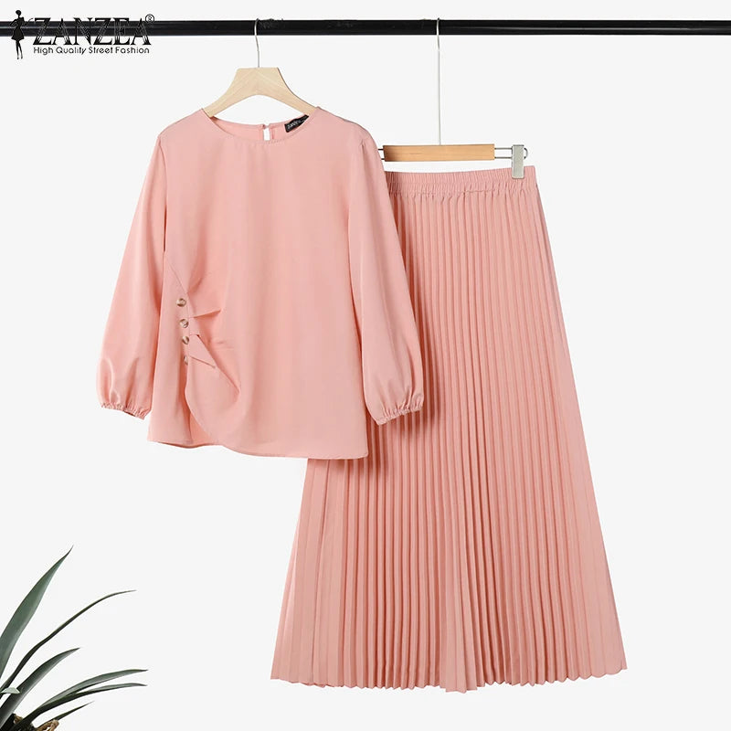 Ensemble haut à manches longues rose et juponné assorti exposé sur un cintre.