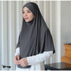 Eine Frau trägt einen großen, einfachen grauen ethnischen Schal-Hijab und weiße Kleidung.