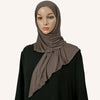 Eine Frau trägt einen weichen braunen Modal-Jersey Instant-Hijab-Schal und ein schwarzes Oberteil.