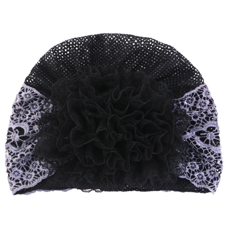 Tocado tipo turbante de encaje negro y tul fruncido