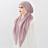 Modelo usando una diadema elástica de diamantes color rosa empolvado para hijab.