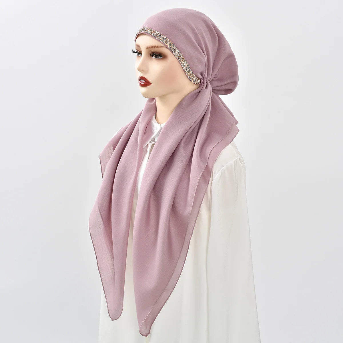 Modelo usando una diadema elástica de diamantes color rosa empolvado para hijab.