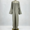Langes, lockeres, hellgraues Leinen-Kimono-Abaya auf einem Mannequin.