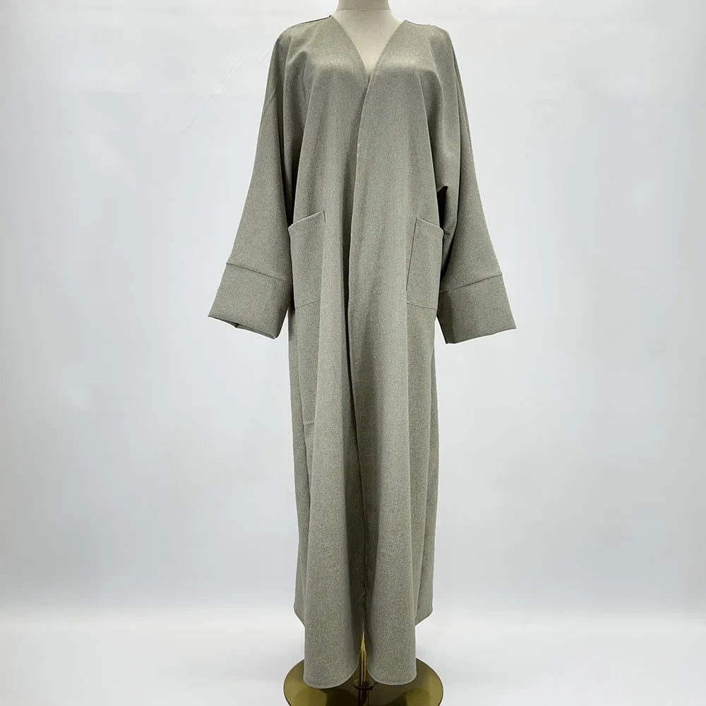 Langes, lockeres, hellgraues Leinen-Kimono-Abaya auf einem Mannequin.