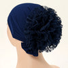 Marineblaue Spitzenblume Volumizer Hijab-Kappe auf einem Mannequin.