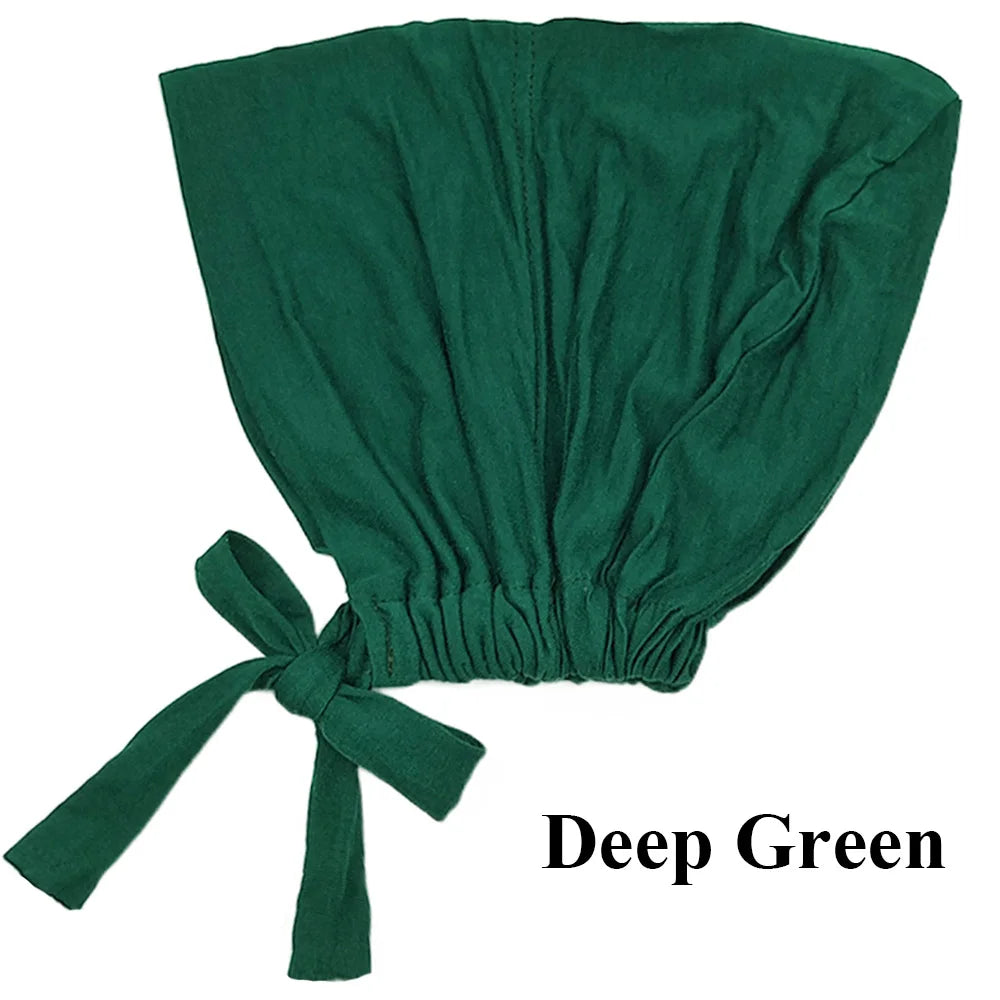 Pañuelo elegante tipo turbante en color verde intenso atado con un lazo de tela.