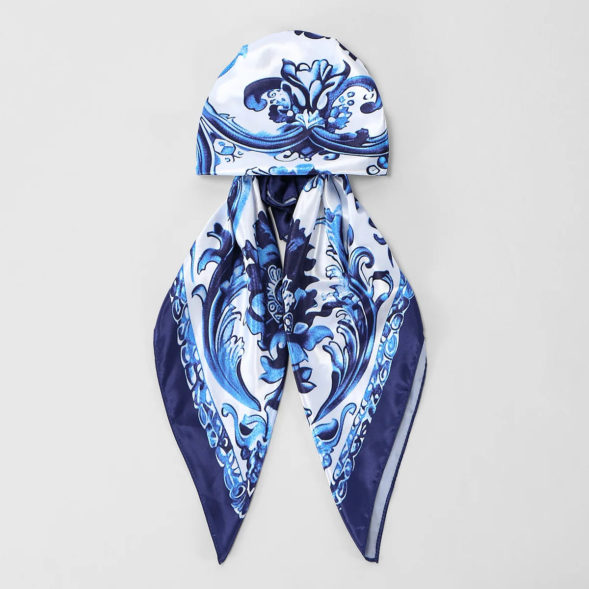 Gefaltener Seidenschal für Instant-Hijab mit blau-weißen Blumenbarockmustern.