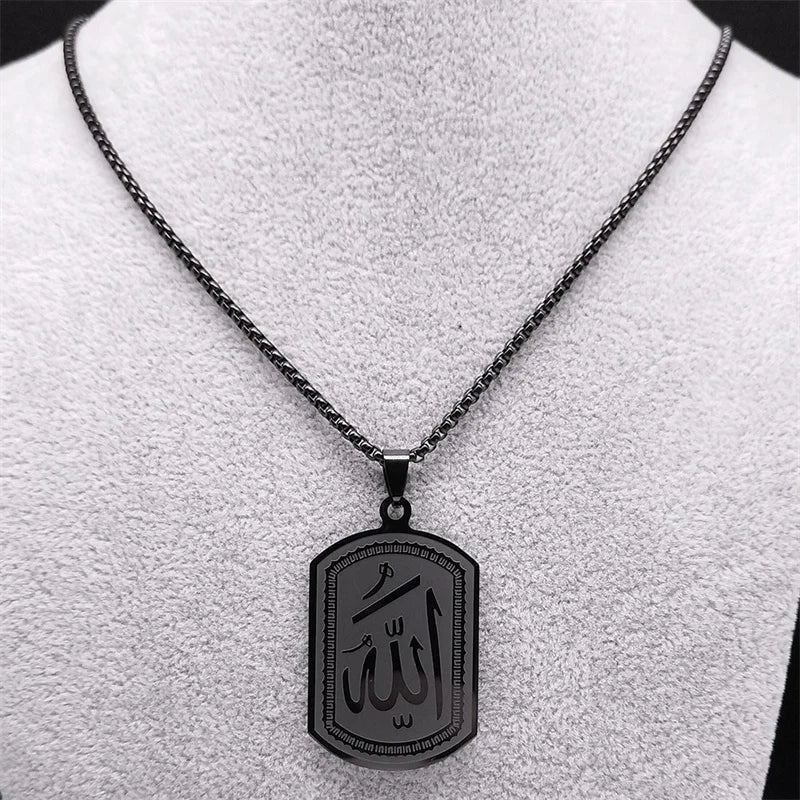 Schmuckkette aus schwarzem Edelstahl mit arabischer Kalligrafie des Wortes Allah